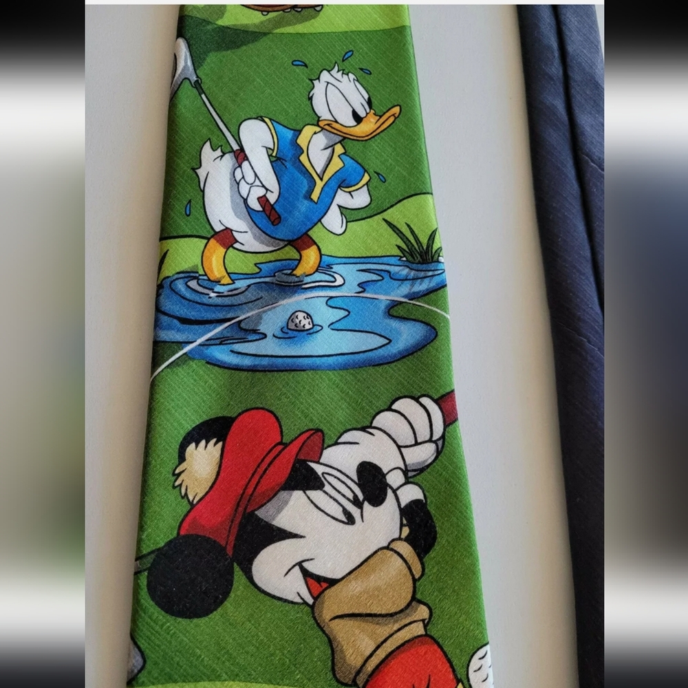 Disney Mickey Unlimited Mickey Mouse & Friends Men's Green Silk Golfing Tie NWOT - Picture 3 of 6